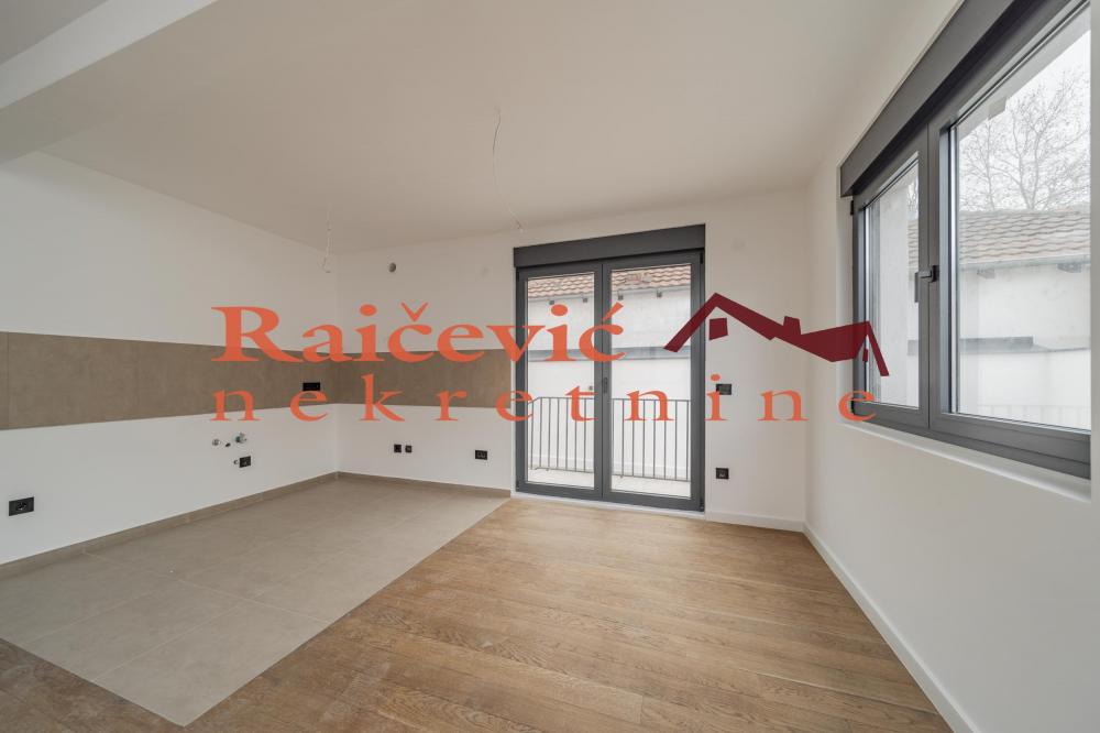 Stan na prodaju u Beogradu, Cvetkova pijaca, cetvorosoban, 75m2, cena 260000 evra