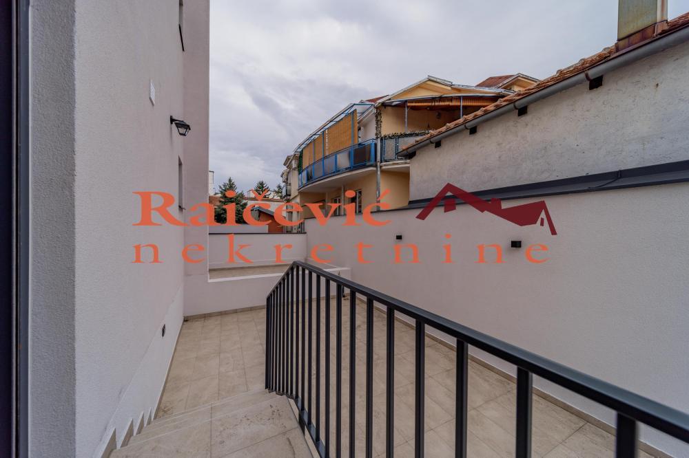 Stan na prodaju u Beogradu, Cvetkova pijaca, cetvorosoban, 75m2, cena 260000 evra