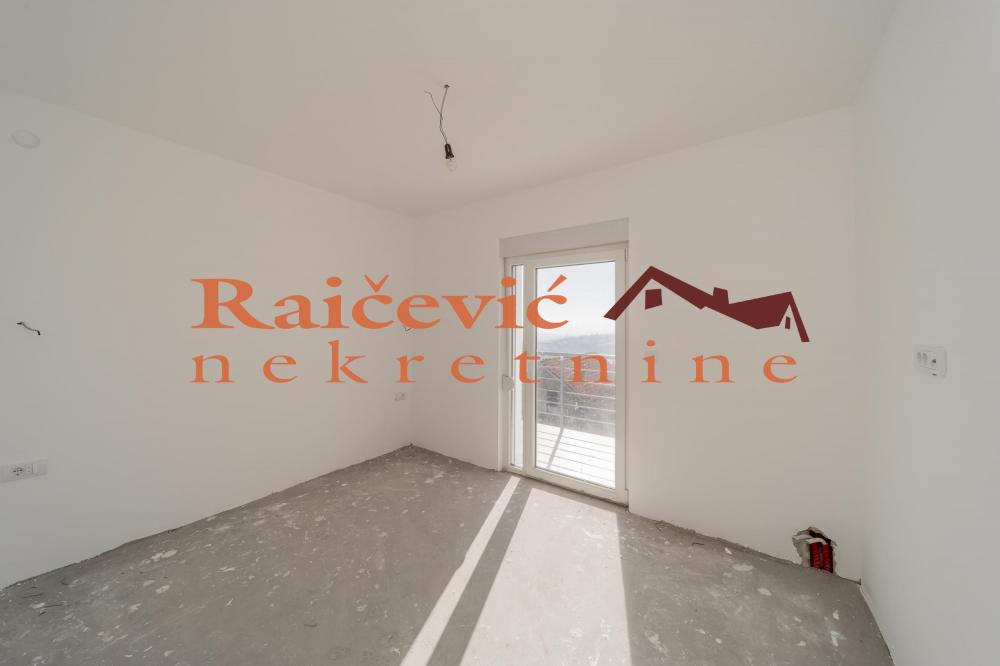 Stan na prodaju u Beogradu, Kaluđerica, trosoban, 81m2, cena 150800 evra