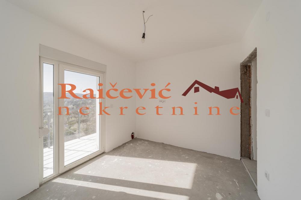 Stan na prodaju u Beogradu, Kaluđerica, trosoban, 81m2, cena 150800 evra