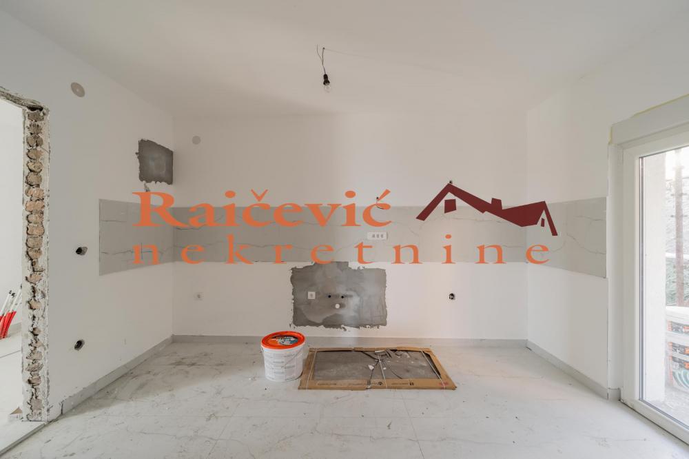 Stan na prodaju u Beogradu, Kaluđerica, trosoban, 82m2, cena 152600 evra