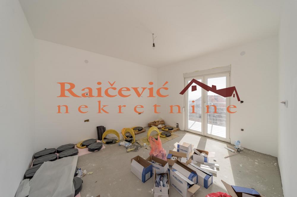 Stan na prodaju u Beogradu, Kaluđerica, trosoban, 82m2, cena 152600 evra