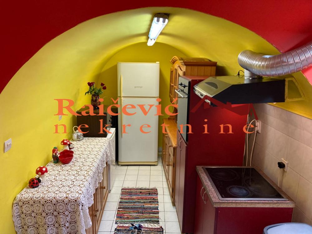 Stan na prodaju u Beogradu, Zemun, cetvorosoban, 84m2, cena 380000 evra