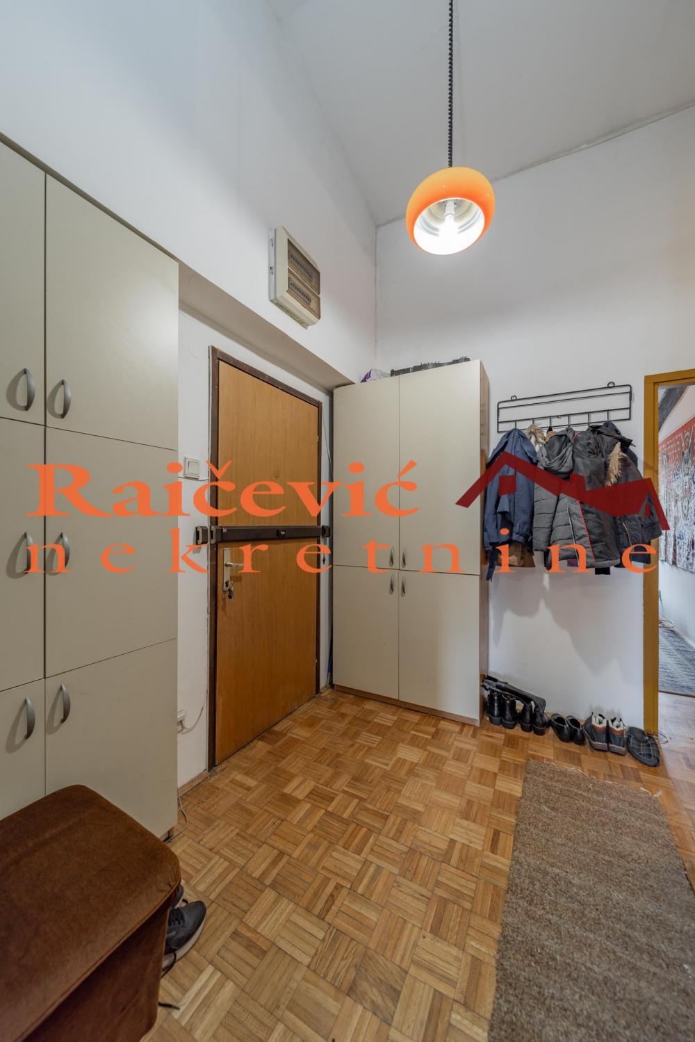 Stan na prodaju u Beogradu, Prvomajska, troiposoban, 86m2, cena 195000 evra