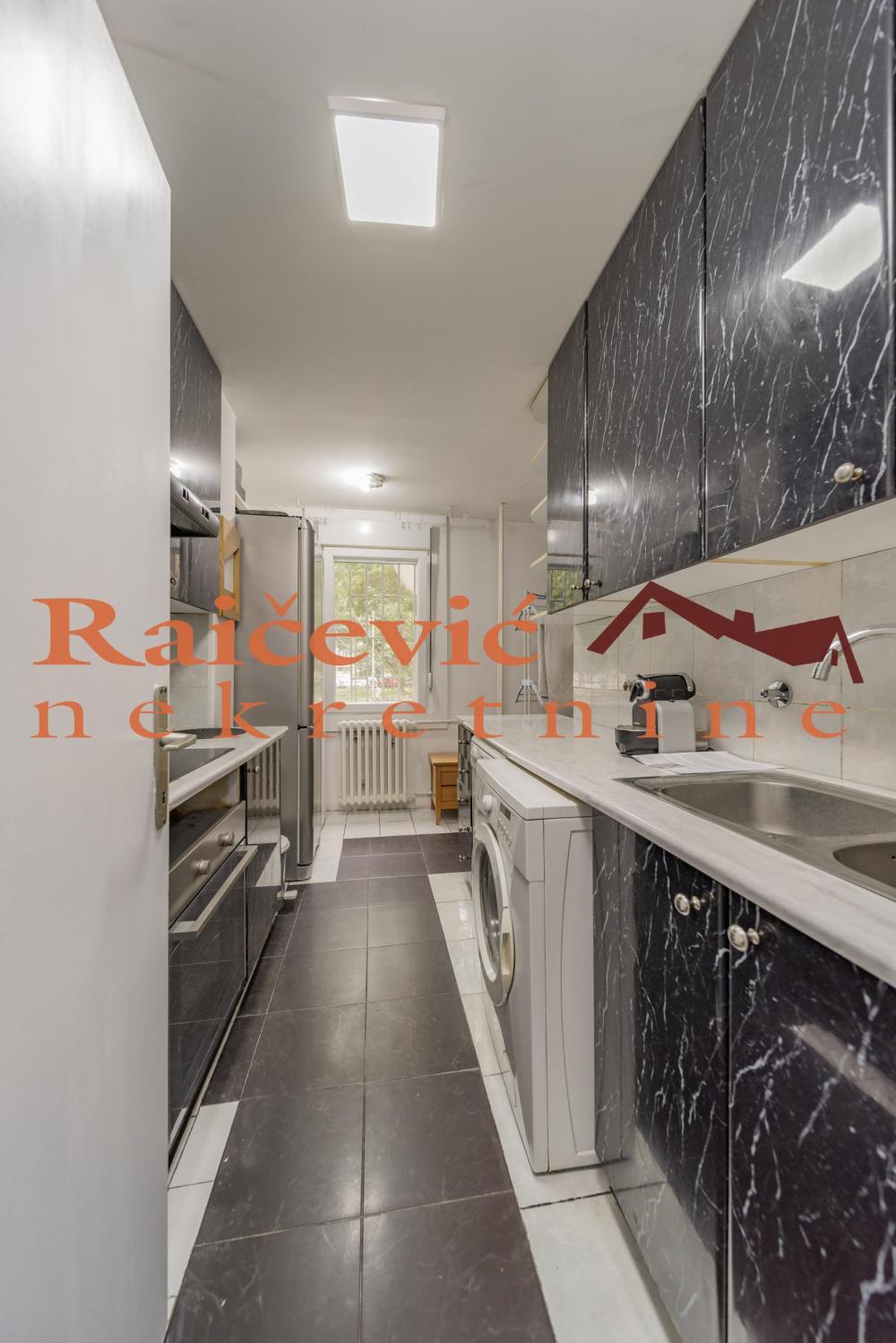 Stan na prodaju u Beogradu, Novi Beograd blok 34 (Studentski grad), trosoban, 86m2, cena 279000 evra