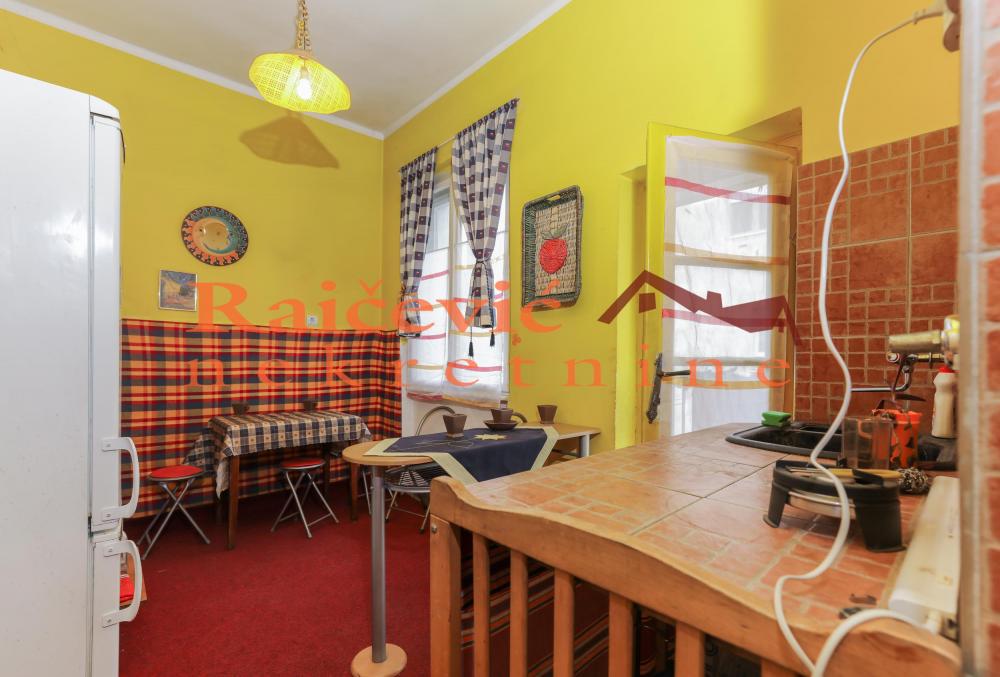 Stan na prodaju u Beogradu, Vračar, troiposoban, 95m2, cena 284000 evra