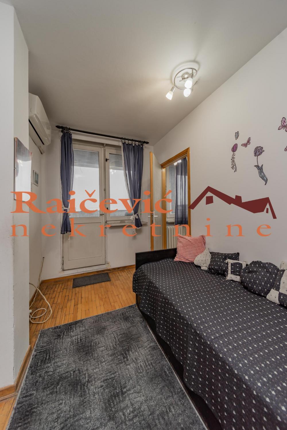 Stan na prodaju u Beogradu, Novi Beograd blok 21 (10. gimnazija), dvosoban, 114m2, cena 215000 evra