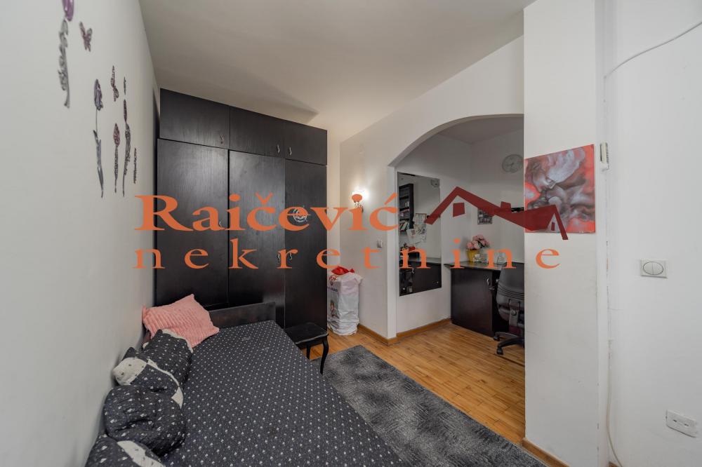 Stan na prodaju u Beogradu, Novi Beograd blok 21 (10. gimnazija), dvosoban, 114m2, cena 215000 evra