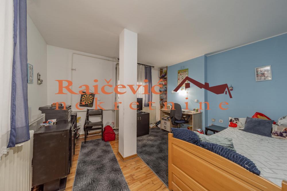 Stan na prodaju u Beogradu, Novi Beograd blok 21 (10. gimnazija), dvosoban, 114m2, cena 215000 evra