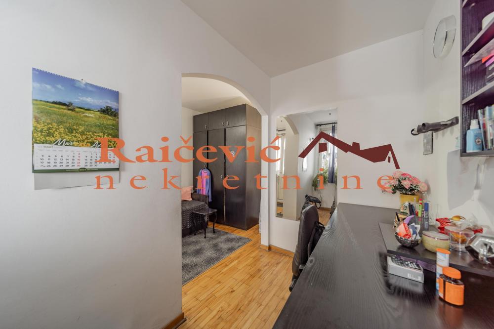 Stan na prodaju u Beogradu, Novi Beograd blok 21 (10. gimnazija), dvosoban, 114m2, cena 215000 evra