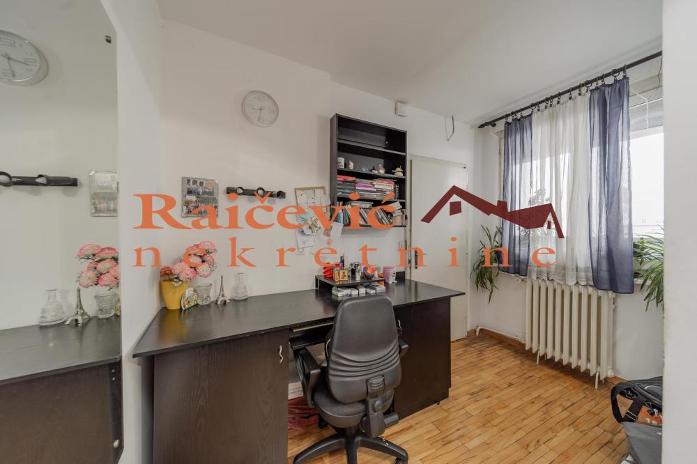 Stan na prodaju u Beogradu, Novi Beograd blok 21 (10. gimnazija), dvosoban, 114m2, cena 215000 evra