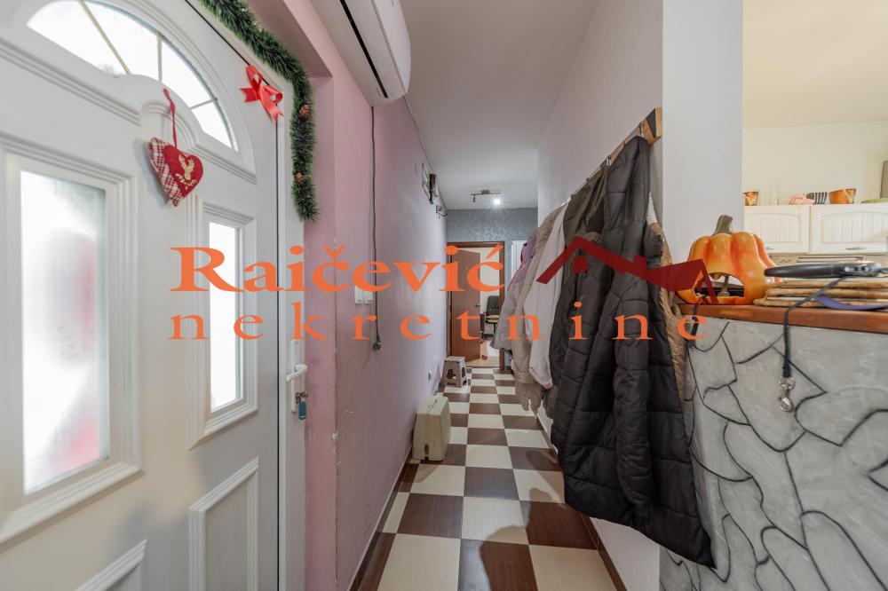 Stan na prodaju u Beogradu, Petlovo brdo, trosoban, 115m2, cena 175000 evra