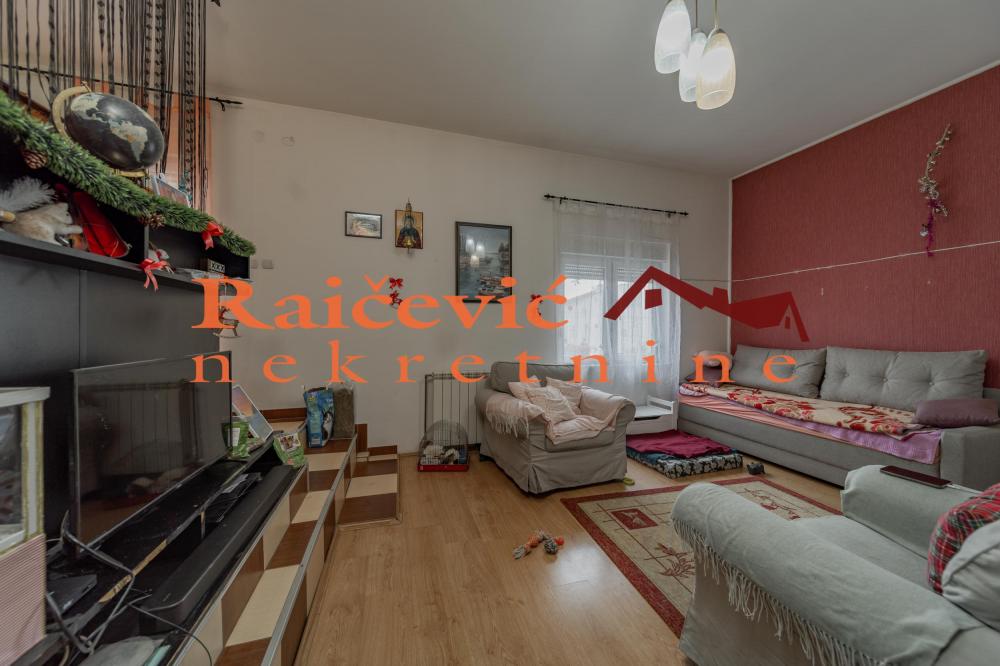 Stan na prodaju u Beogradu, Petlovo brdo, trosoban, 115m2, cena 175000 evra