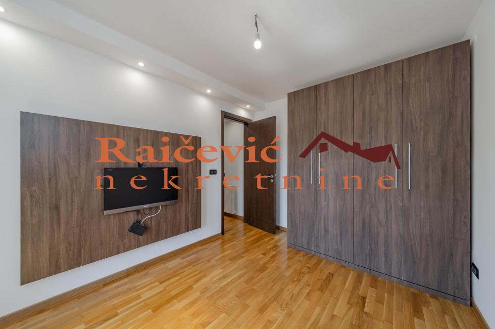 Stan na prodaju u Beogradu, Voždovac, cetvorosoban, 132m2, cena 349000 evra