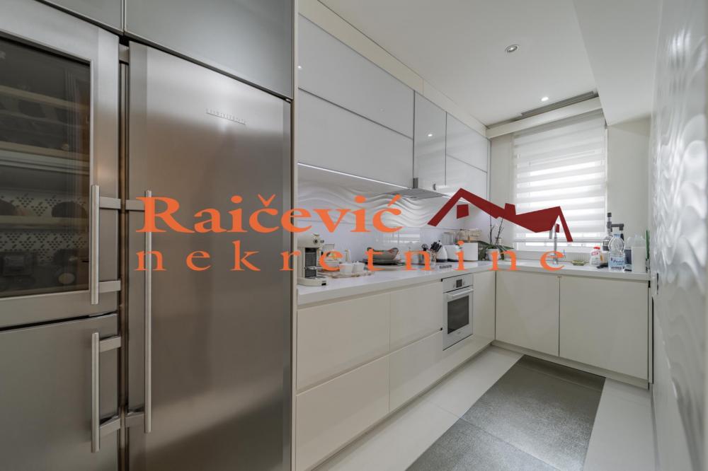 Stan na prodaju u Beogradu, Autokomanda, dvosoban, 136m2, cena 410000 evra