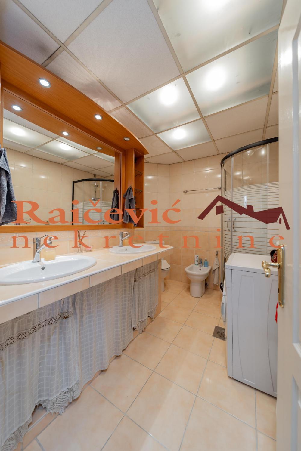 Stan na prodaju u Beogradu, Zemun, 158m2, cena 350000 evra