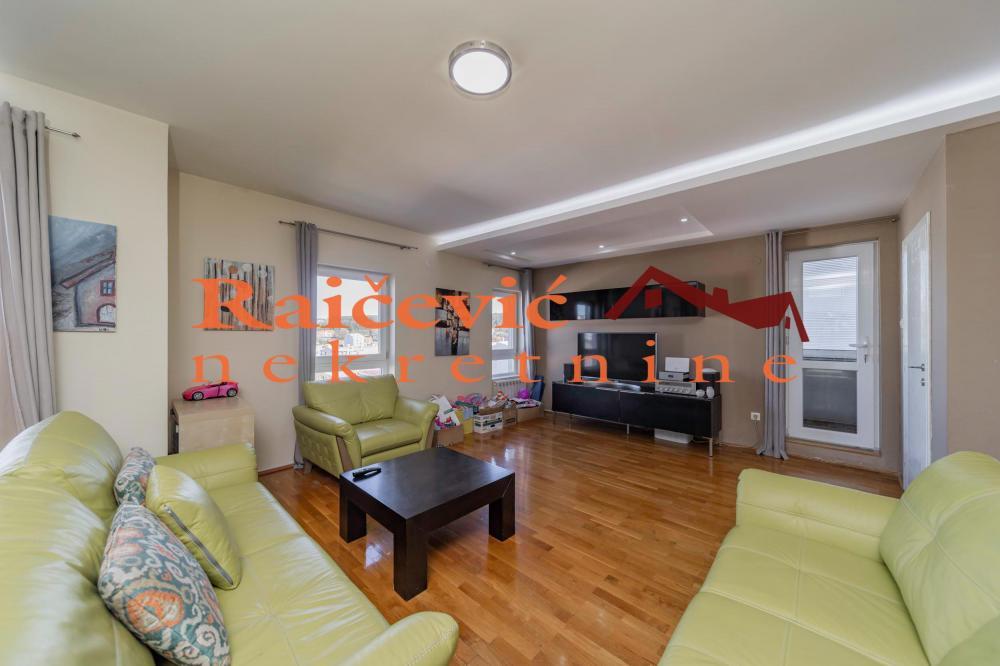 Stan na prodaju u Beogradu, Đeram pijaca, cetvorosoban, 160m2, cena 390000 evra