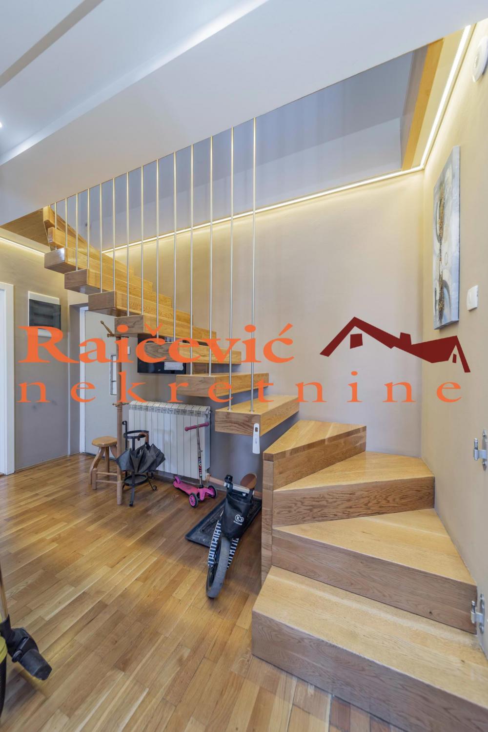 Stan na prodaju u Beogradu, Đeram pijaca, cetvorosoban, 160m2, cena 390000 evra