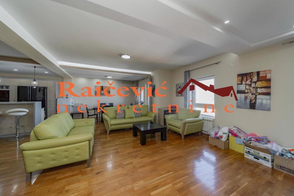 Stan na prodaju u Beogradu, Đeram pijaca, cetvorosoban, 160m2, cena 390000 evra