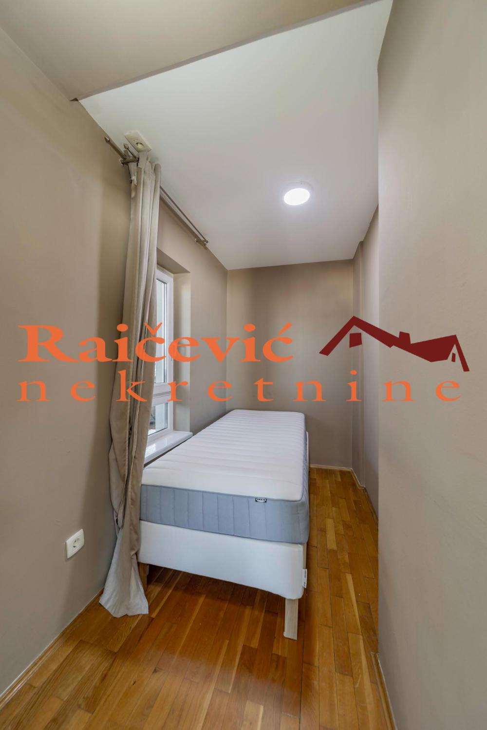 Stan na prodaju u Beogradu, Đeram pijaca, cetvorosoban, 160m2, cena 390000 evra