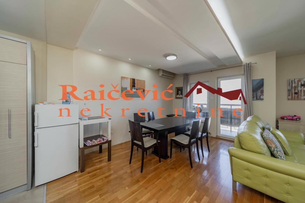 Stan na prodaju u Beogradu, Đeram pijaca, cetvorosoban, 160m2, cena 390000 evra