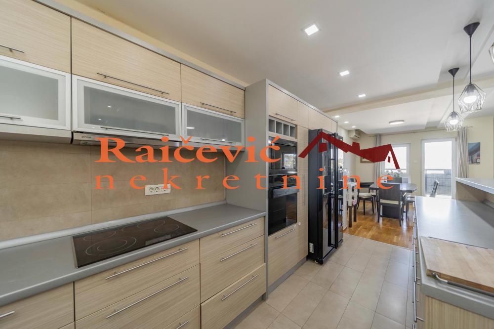 Stan na prodaju u Beogradu, Đeram pijaca, cetvorosoban, 160m2, cena 390000 evra