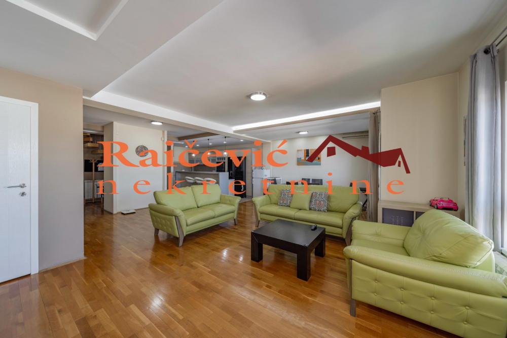 Stan na prodaju u Beogradu, Đeram pijaca, cetvorosoban, 160m2, cena 390000 evra