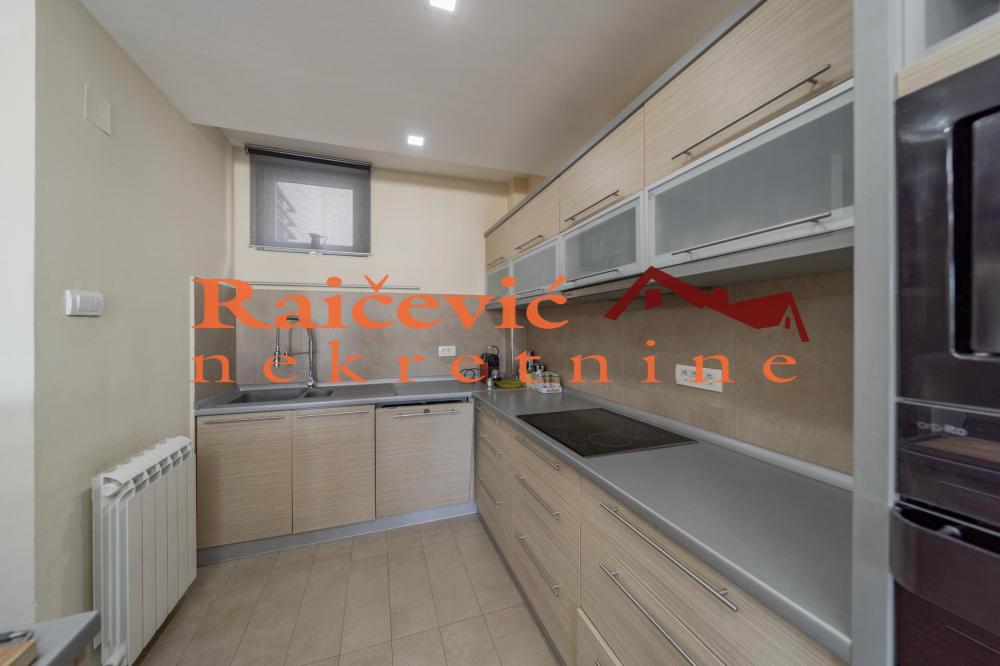 Stan na prodaju u Beogradu, Đeram pijaca, cetvorosoban, 160m2, cena 390000 evra