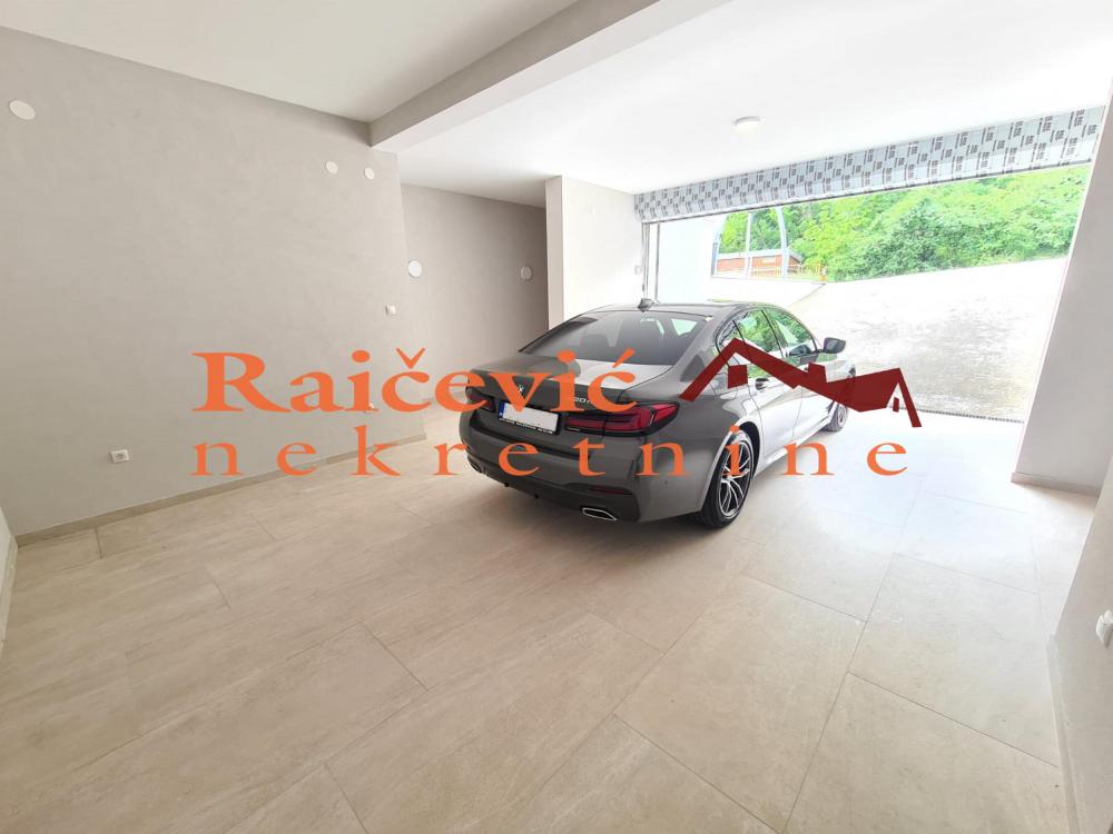 Stan na prodaju u Beogradu, Dedinje, cetvorosoban, 180m2, cena 900000 evra