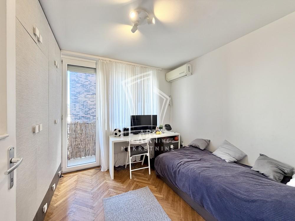 Stan na prodaju u Beogradu, Vračar, trosoban, 64m2, cena 272000 evra