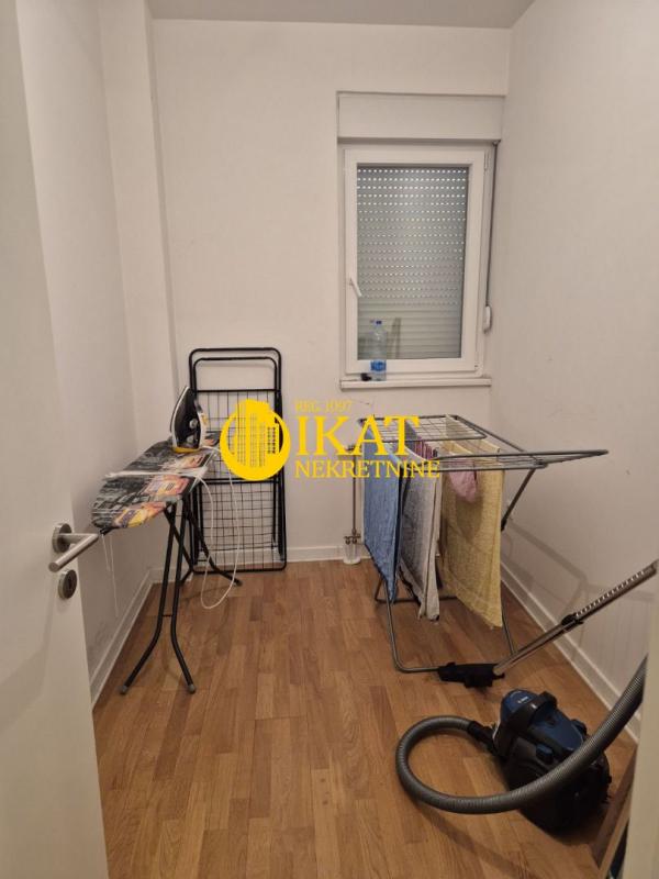 Stan na prodaju u Beogradu, Karaburma, cetvorosoban, 74m2, cena 305000 evra