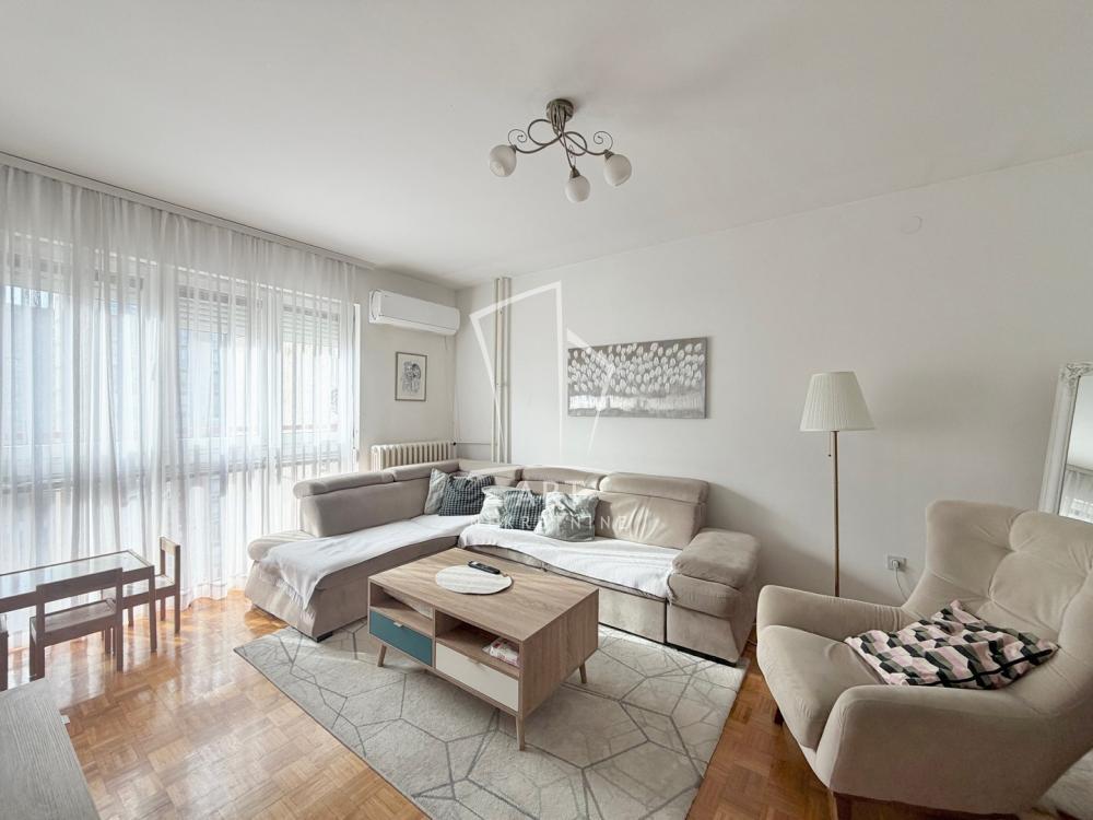 Stan na prodaju u Beogradu, Novi Beograd blok 63, dvoiposoban, 63m2, cena 210000 evra