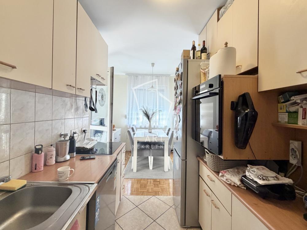 Stan na prodaju u Beogradu, Novi Beograd blok 63, dvoiposoban, 63m2, cena 210000 evra