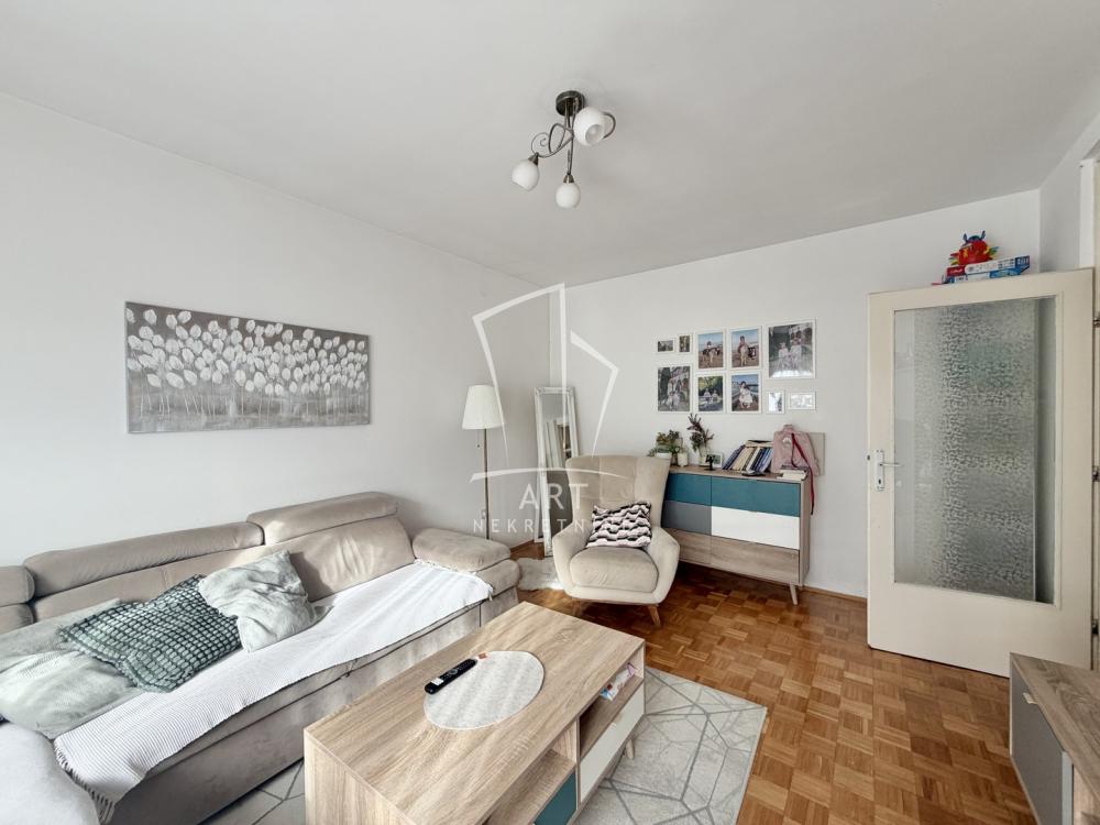 Stan na prodaju u Beogradu, Novi Beograd blok 63, dvoiposoban, 63m2, cena 210000 evra