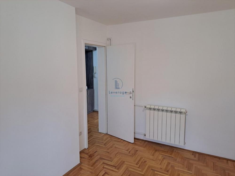 Stan na prodaju u Beogradu, Karaburma, trosoban, 48m2, cena 140000 evra