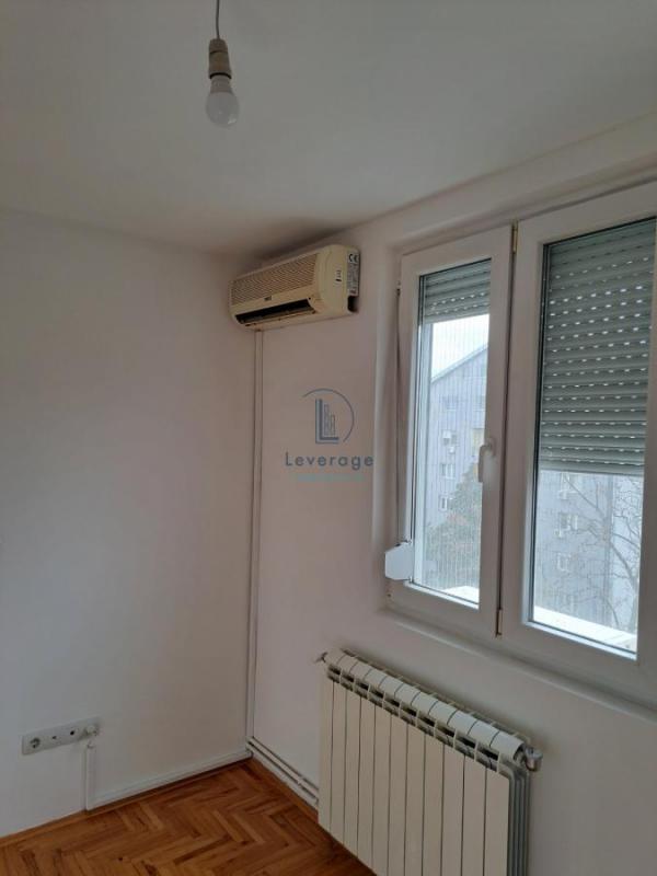 Stan na prodaju u Beogradu, Karaburma, trosoban, 48m2, cena 140000 evra