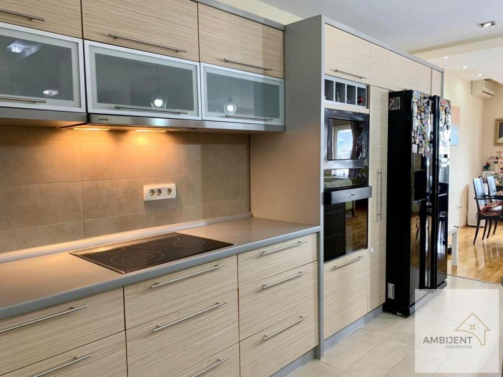 Stan na prodaju u Beogradu, Zvezdara, troiposoban, 157m2, cena 392000 evra