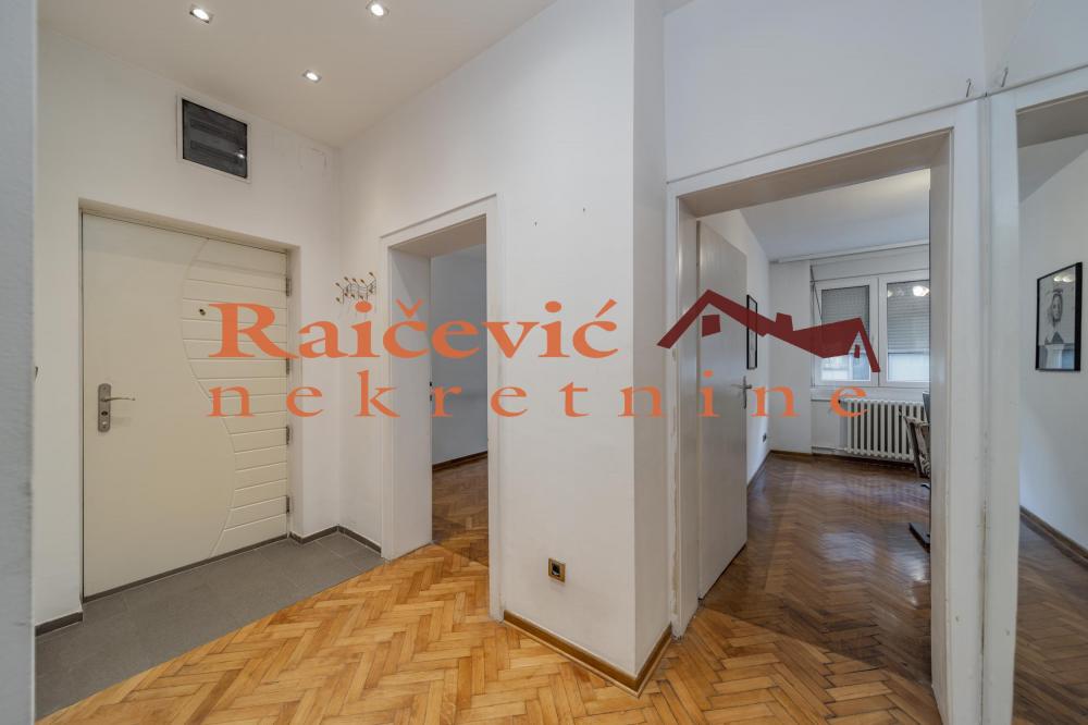 Stan na prodaju u Beogradu, Kalenić pijaca, trosoban, 64m2, cena 275000 evra