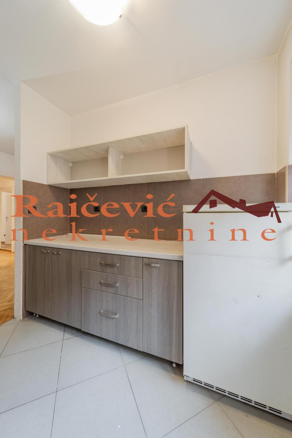 Stan na prodaju u Beogradu, Kalenić pijaca, trosoban, 64m2, cena 275000 evra