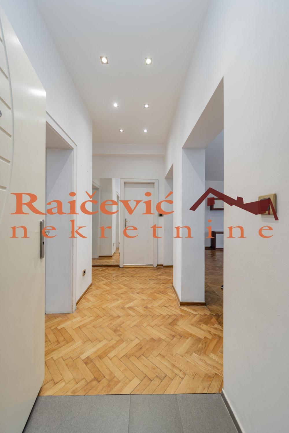 Stan na prodaju u Beogradu, Kalenić pijaca, trosoban, 64m2, cena 275000 evra