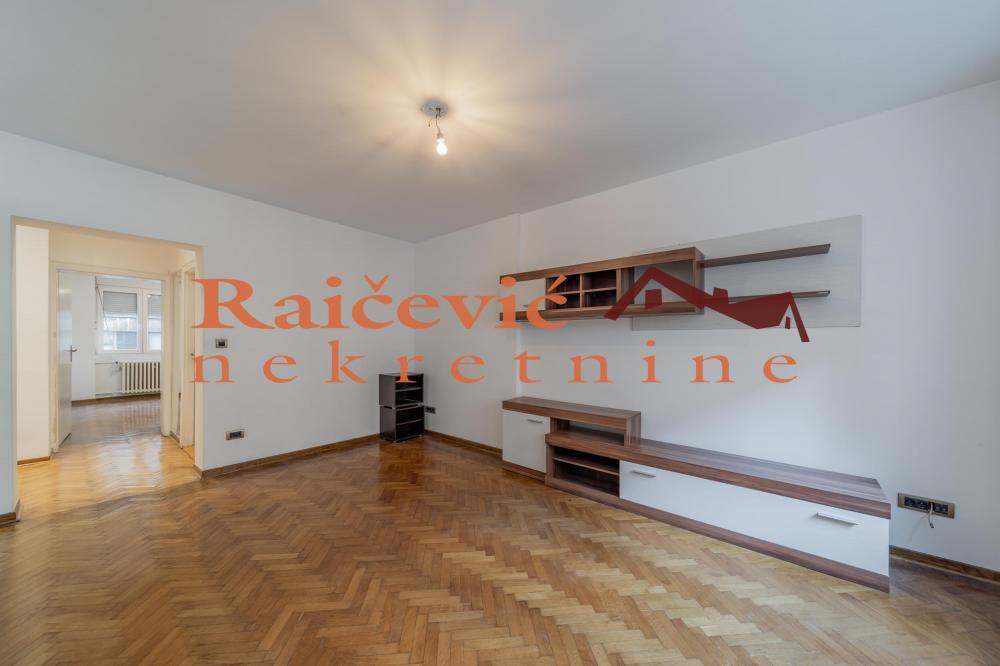 Stan na prodaju u Beogradu, Kalenić pijaca, trosoban, 64m2, cena 275000 evra