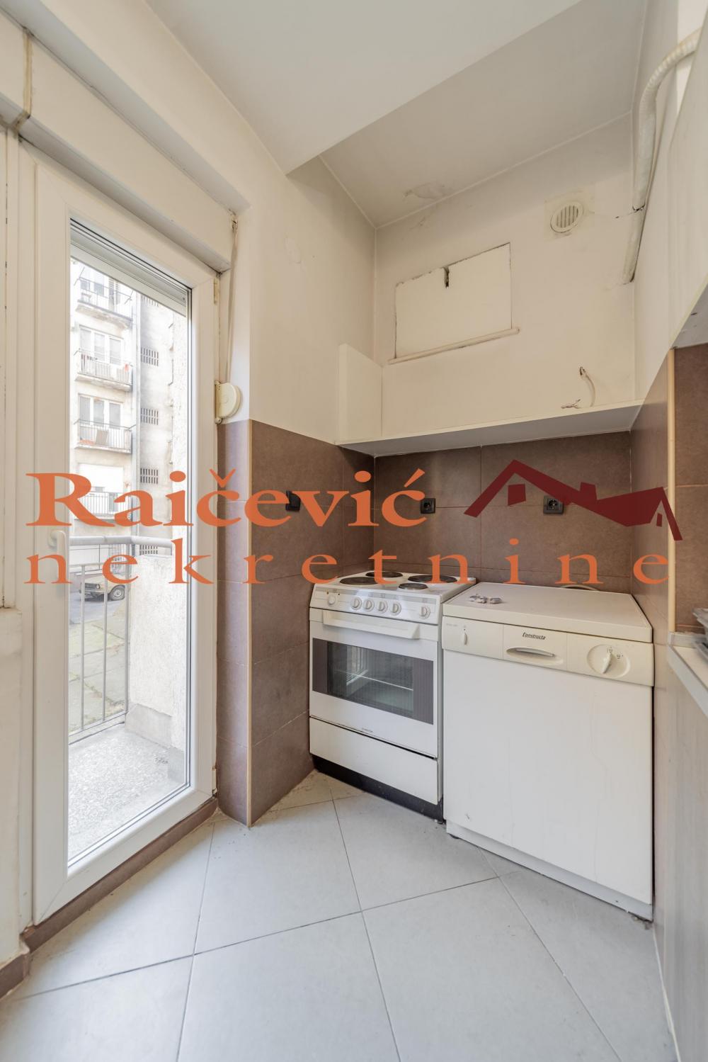 Stan na prodaju u Beogradu, Kalenić pijaca, trosoban, 64m2, cena 275000 evra