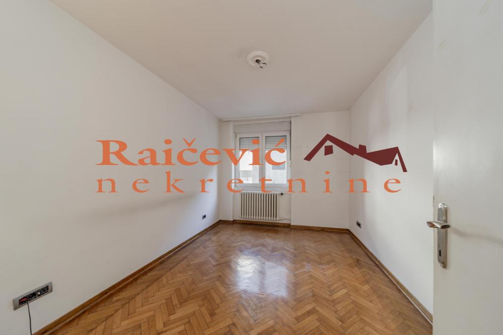 Stan na prodaju u Beogradu, Kalenić pijaca, trosoban, 64m2, cena 275000 evra