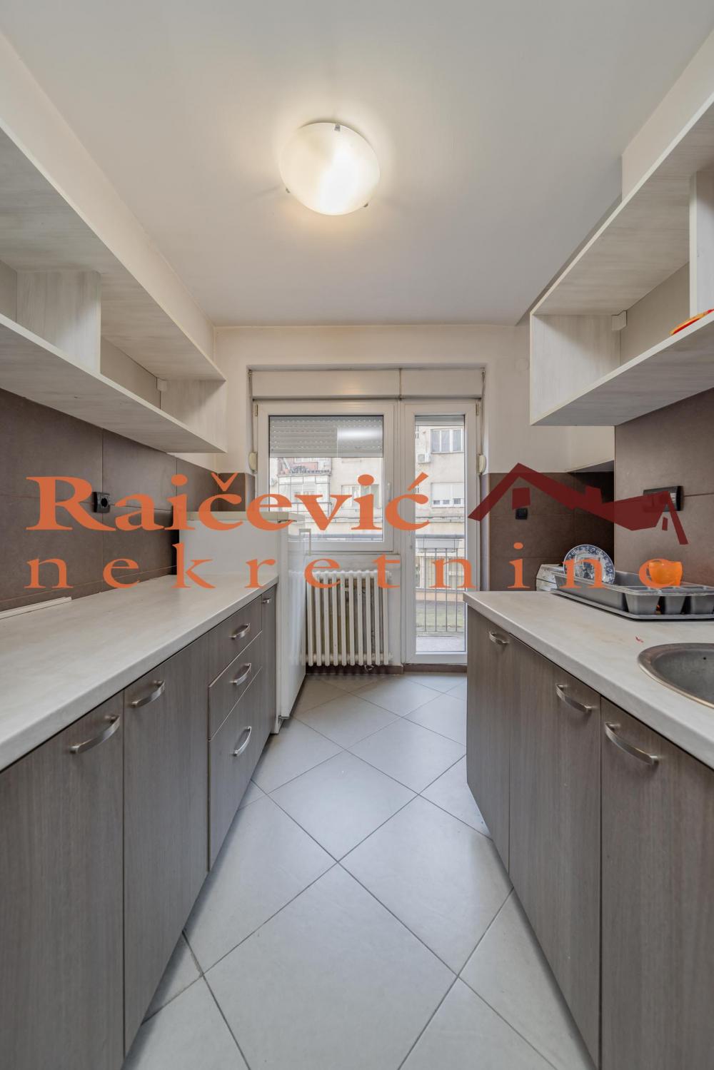 Stan na prodaju u Beogradu, Kalenić pijaca, trosoban, 64m2, cena 275000 evra