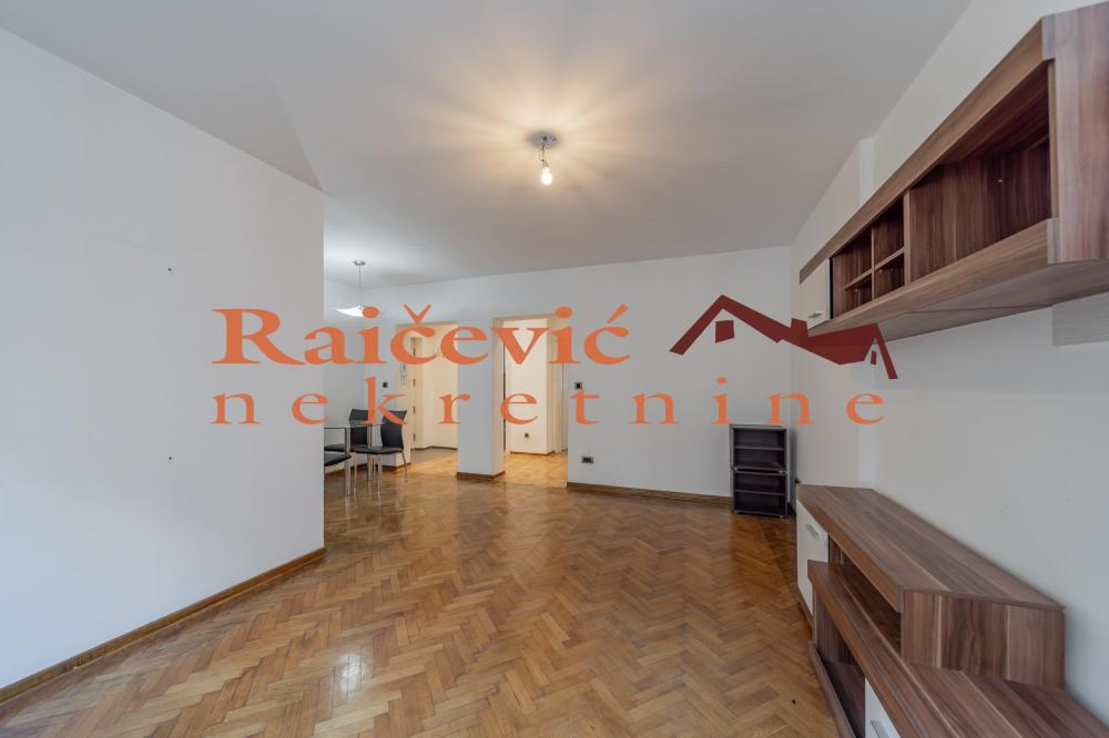 Stan na prodaju u Beogradu, Kalenić pijaca, trosoban, 64m2, cena 275000 evra