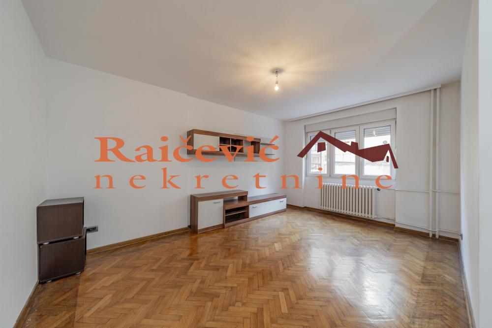 Stan na prodaju u Beogradu, Kalenić pijaca, trosoban, 64m2, cena 275000 evra