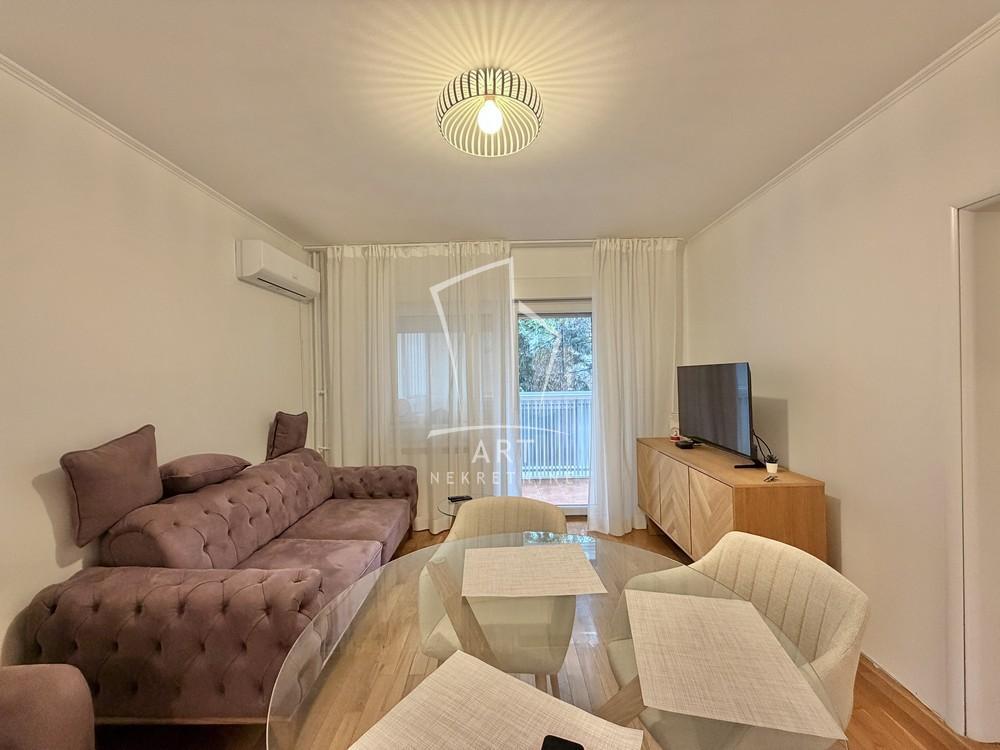 Stan na prodaju u Beogradu, Vračar, dvoiposoban, 53m2, cena 288000 evra