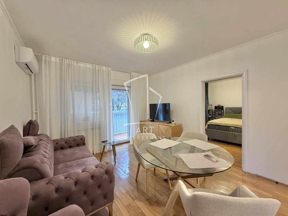 Stan na prodaju u Beogradu, Vračar, dvoiposoban, 53m2, cena 288000 evra