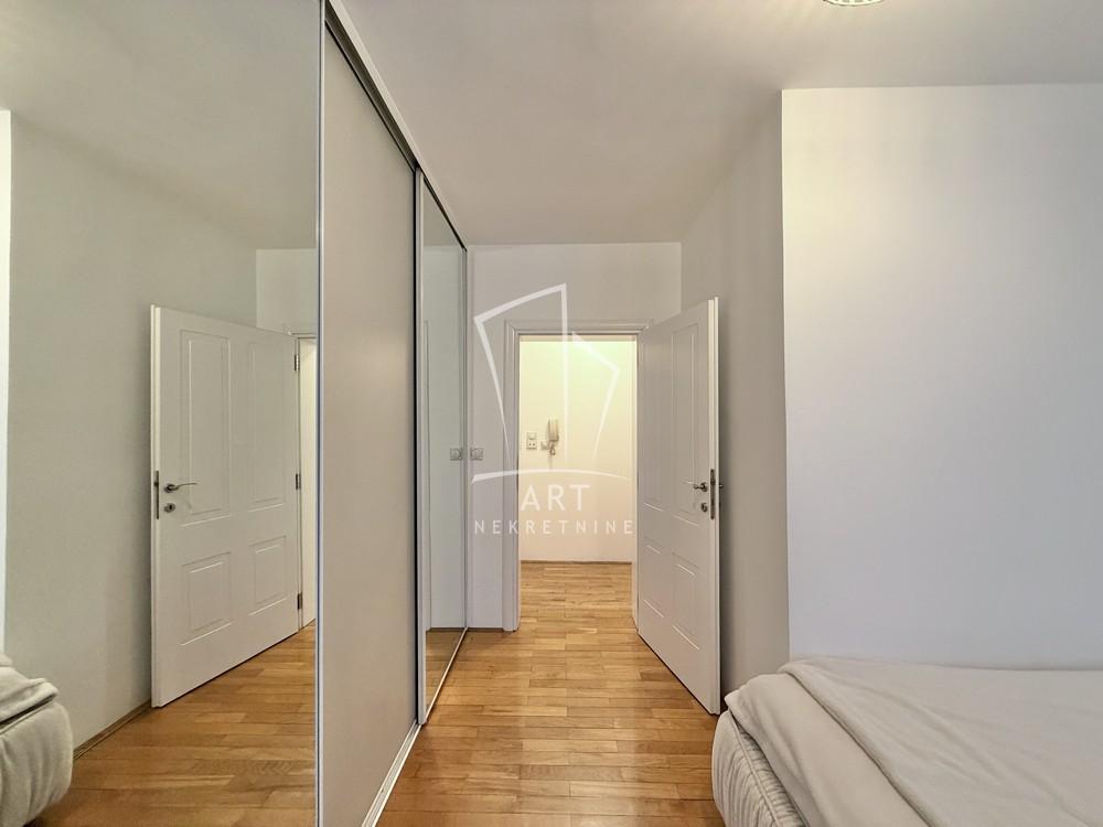 Stan na prodaju u Beogradu, Vračar, dvoiposoban, 53m2, cena 288000 evra