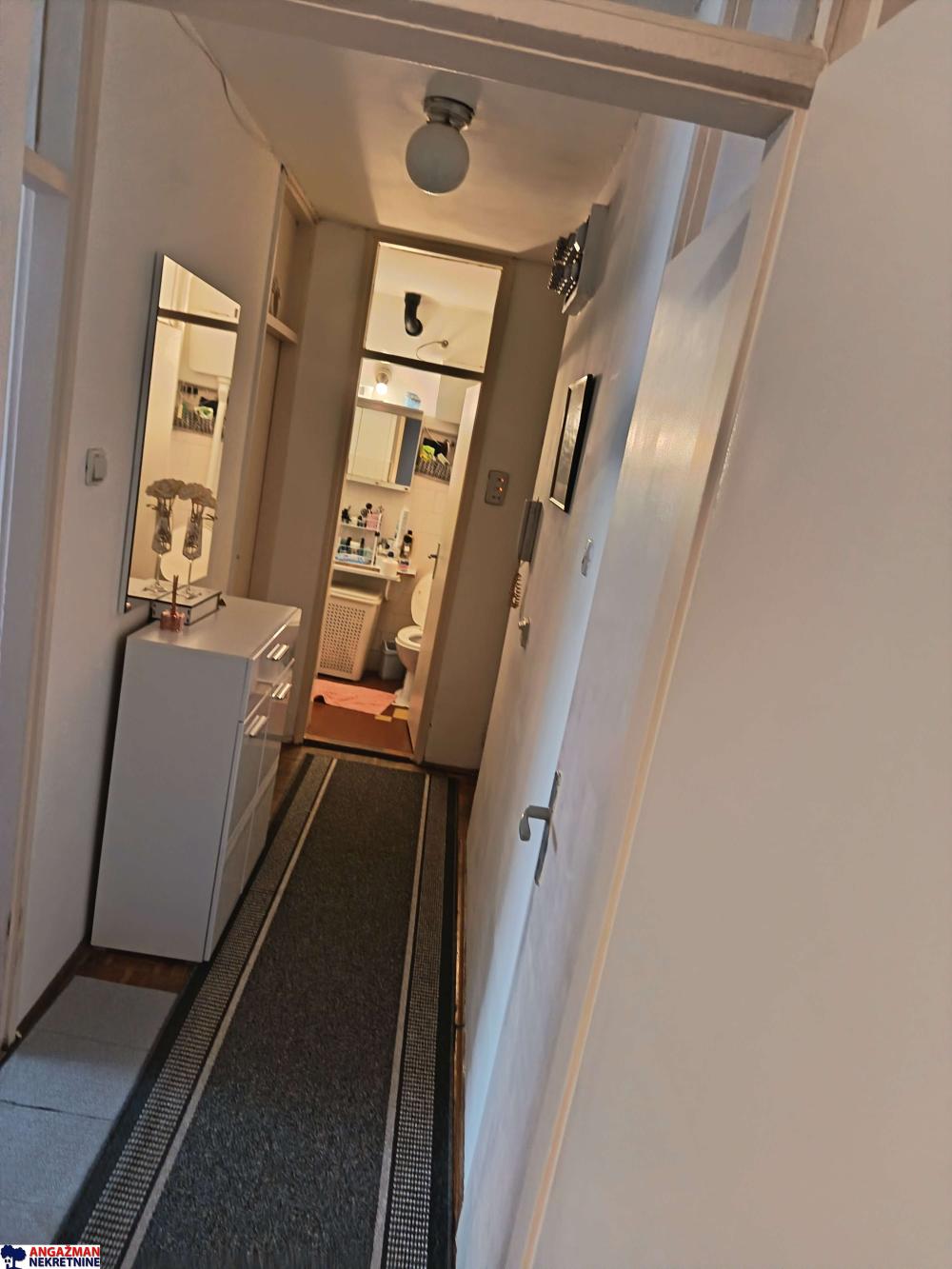 Stan na prodaju u Beogradu, Novi Beograd blok 21 (10. gimnazija), dvosoban, 55m2, cena 230000 evra